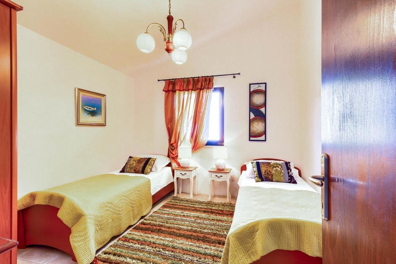 Family Friendly Seaside Apartments Rogoznica - 2010 Eksteriør billede